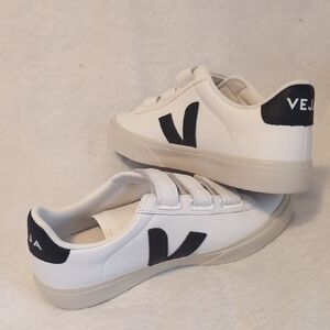VEJA VELCRO WOMEN SNEAKERS SIZE 8 US/ 39 EUR